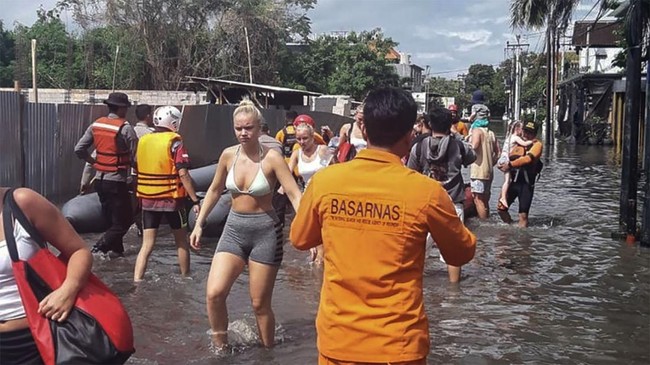 Banjir besar genangi jalan utama di Bali menyebabkan kemacetan parah dan warga terjebak