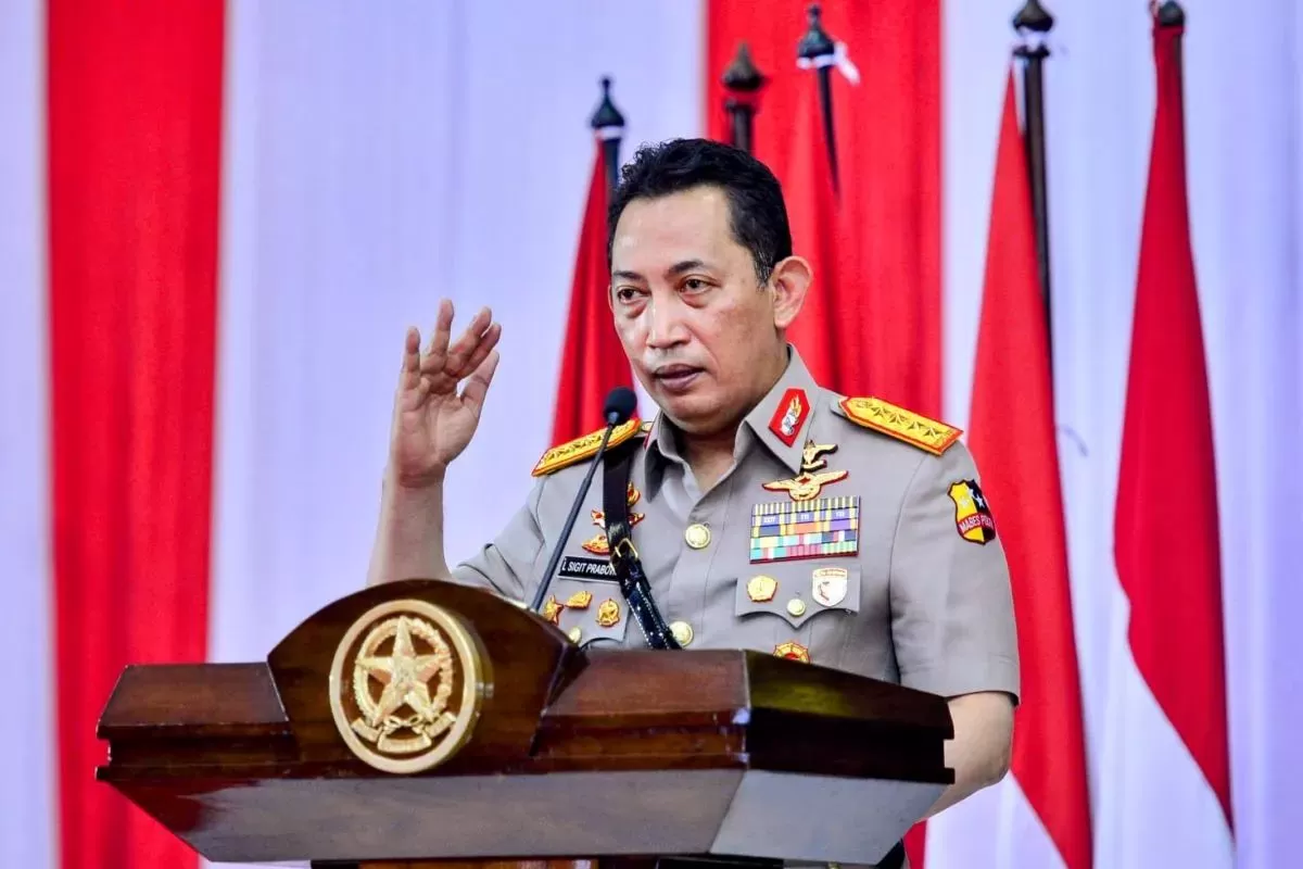 Kapolri Jenderal Listyo Sigit Prabowo memberikan sambutan pada peringatan Hari Bhayangkara ke-79 di Monas, Jakarta.